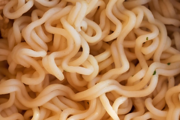 Foto primo piano di spaghetti istantanei spaghetti e pasta con salsa cibo sano