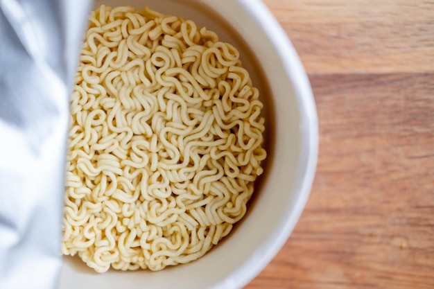 Instant noodles op een houten achtergrond bovenaanzicht