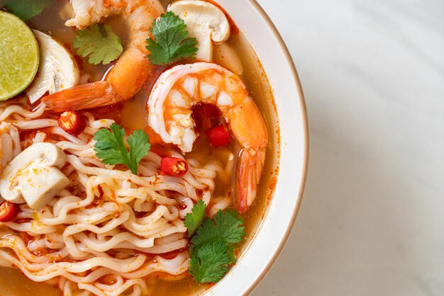 Instant noodles ramen in pittige soep met garnalen (tom yum kung) - aziatische eetstijl