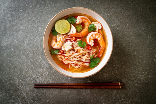 Foto instant noodles ramen in pittige soep met garnalen (tom yum kung) - aziatische eetstijl