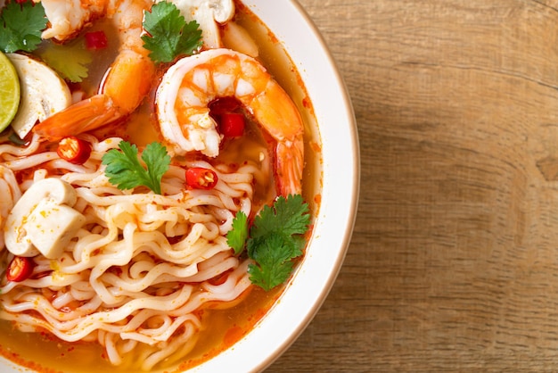 instant noodles ramen in pittige soep met garnalen (Tom Yum Kung) - Aziatische eetstijl