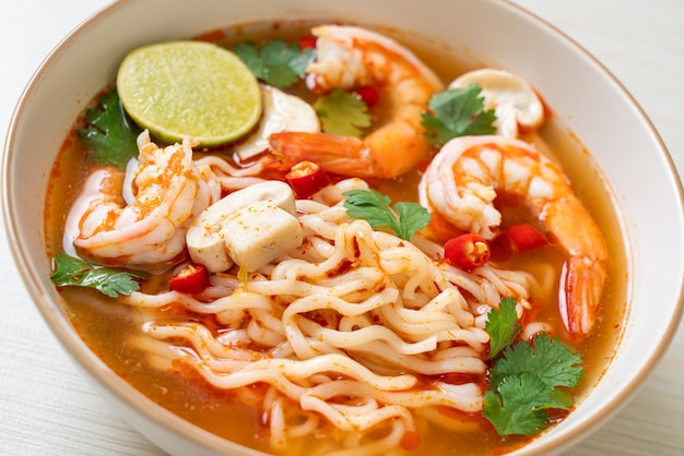 Лапша быстрого приготовления рамен в остром супе с креветками (том ям кунг) - азиатская кухня