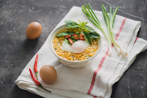 Zuppa di noodles istantanei mettere uova e verdure