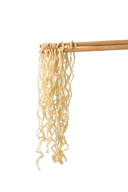 Foto spaghetti istantanei con le bacchette isolati su priorità bassa bianca.