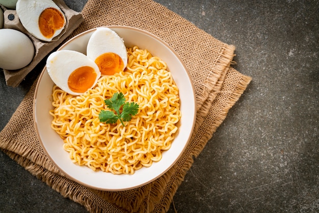 Photo instant noodles with salt egg