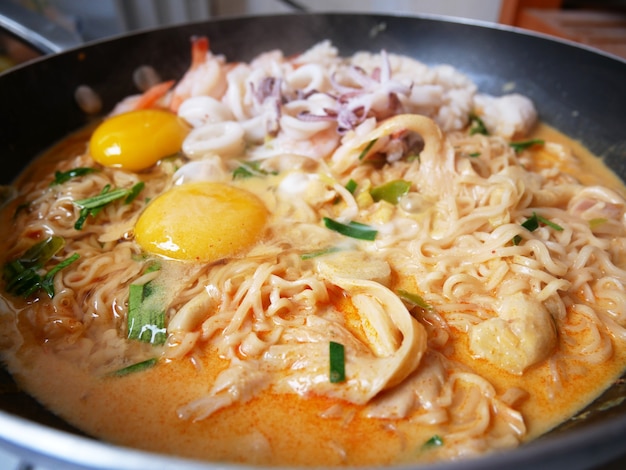 instant noodles with Spicy mixed seafood