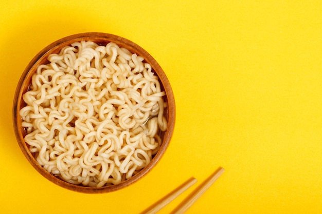 木製のボウルにインスタントラーメン