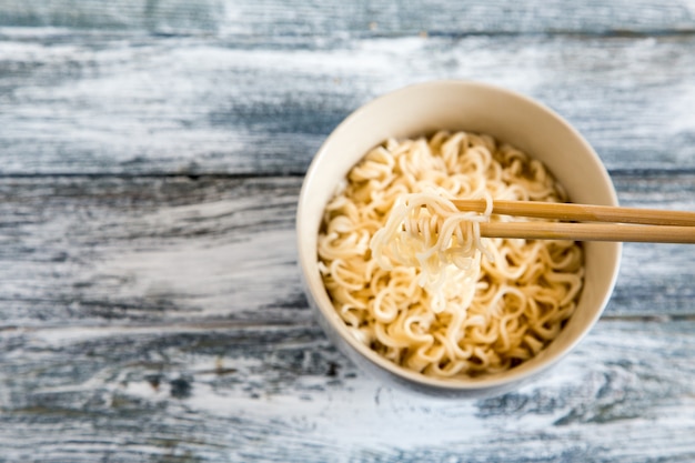 木製の背景にインスタントラーメン。中華ラーメン。