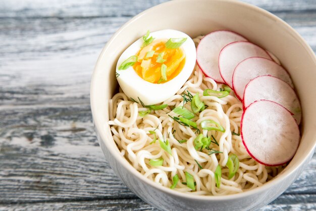 木製の背景にインスタントラーメン。中華ラーメン。