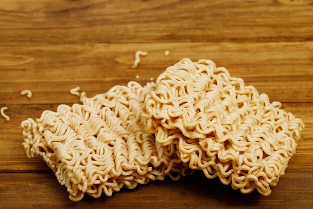 Photo instant noodles on the wooden floor