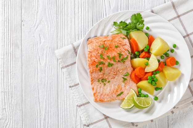 Foto istantanea pentola salmone carote piselli e patate