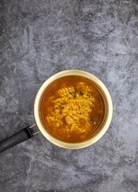 Foto instantnoedels koken in de pot het is het representatieve gerecht waar koreanen het meest van genieten ik gebruik veel gele pot het is gefilmd in korea