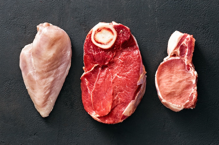 Foto instellen van verschillende vlees varkensvlees kipfilet rundvlees zwarte bovenaanzicht