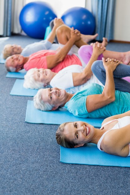 Instructeur die yoga met oudsten uitvoert