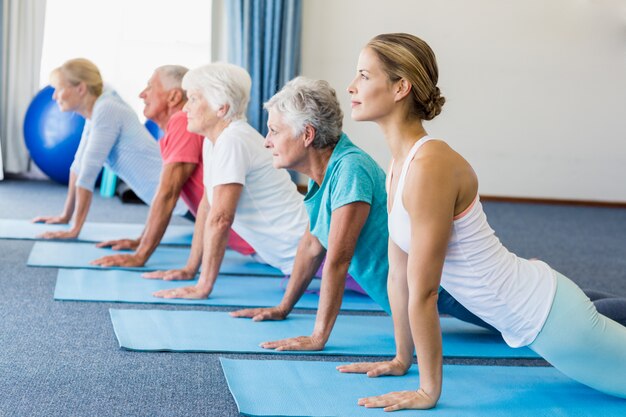 Instructeur die yoga met oudsten uitvoert