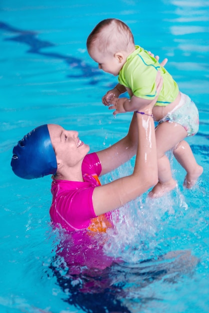 Instructeur met babyjongen op zwemles