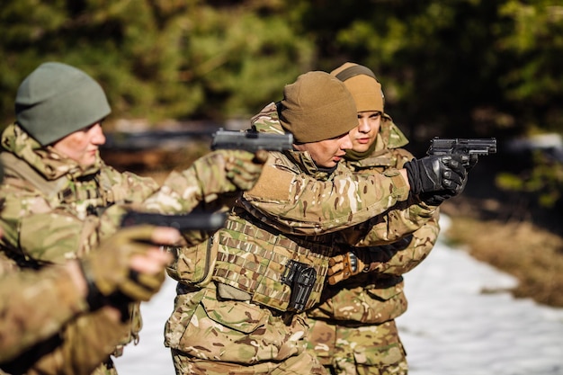 Instructeur met operator die machinegeweer richt op schietbaan Mensen en militair concept