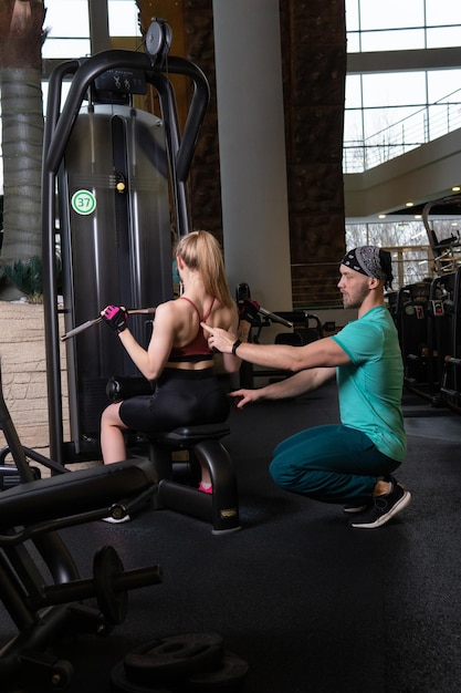 Instructeur om oefeningen uit te voeren in een fitnessclub het concept van sporten met een professional