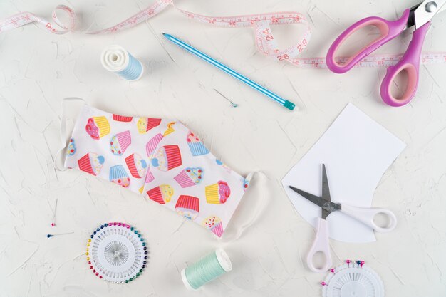 Instructie maken van beschermend gezichtsmasker. Maak een naaimasker, stap voor stap instructies.