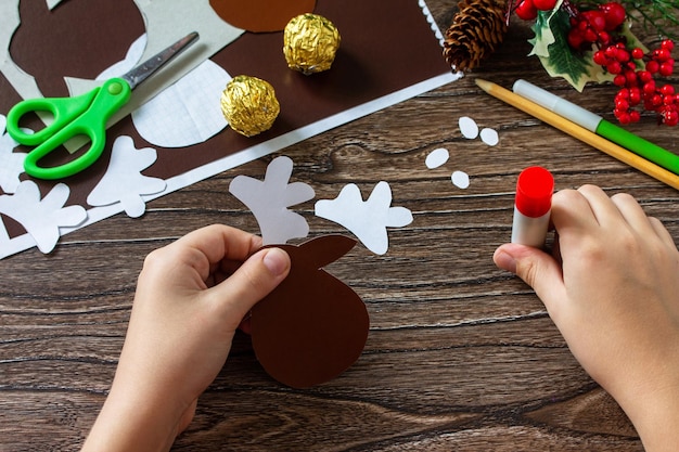 Instructie stap 7 Grappig cadeau met snoep kersthert op een houten tafel Handgemaakt