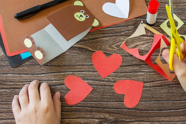 Fase 10 delle istruzioni per la festa della mamma o il giorno di san valentino, regala un orsacchiotto con un biglietto del cuore