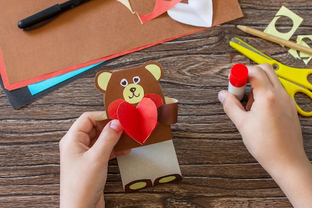 Fase 13 delle istruzioni per la festa della mamma o il giorno di san valentino, regala un orsacchiotto con un biglietto del cuore