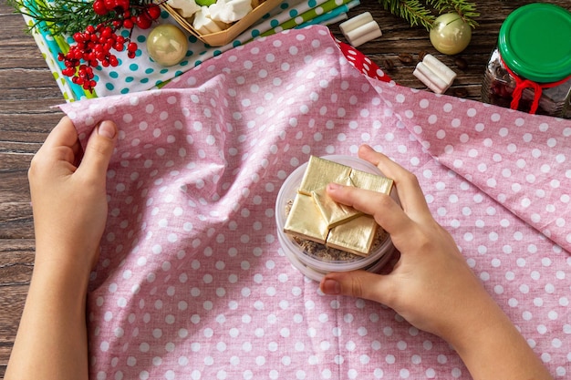 Istruzioni passo 2 furoshiki dimostrazione di confezioni regalo tradizionali giapponesi fatte a mano