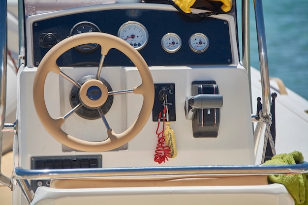 Foto instrumentatieconsole aan boord met het roer en gaspedaal van een grote opblaasbare boot voor navigatie op zee