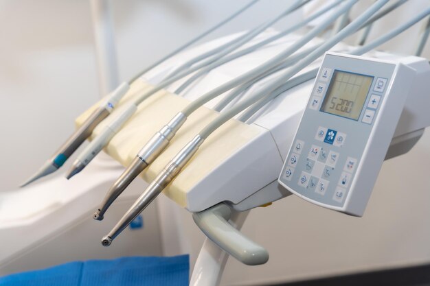 Instrumenten die worden gebruikt door artsen in een moderne tandheelkundige kliniek naast de stoel voor operaties