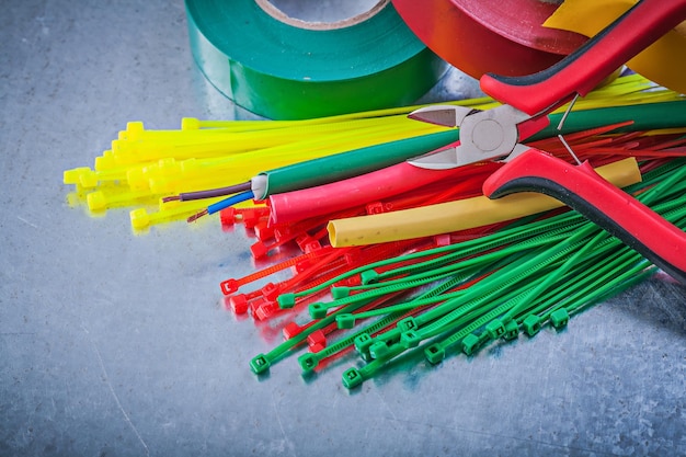 Nastri isolanti fascette in plastica fili elettrici pinze.