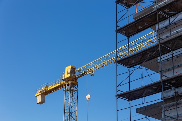 Insulation of the exterior walls of a building under construction