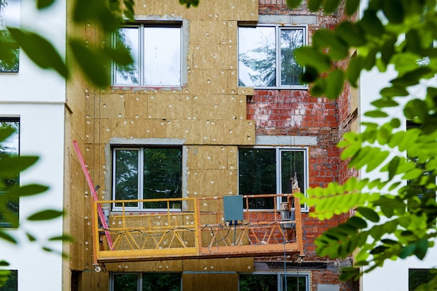 Insulation of the facade of a multistorey building