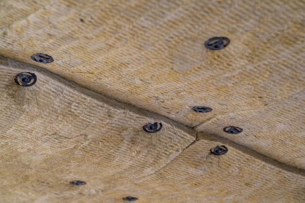 Фото Изоляционные панели из минеральной шерсти, которые были приклеены к потолку