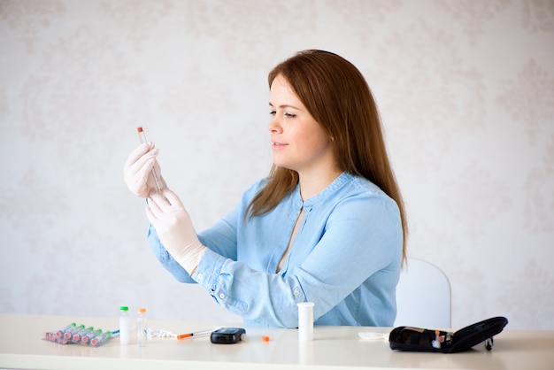 Insuline diabetes, spuit, medische injectie in de hand. Medicinaal vaccinatie-uitrusting met naald.