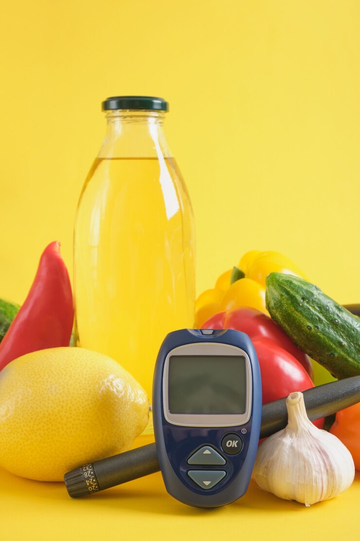 Insulinespuitpen, digitale glucometer en groenten op gele achtergrond. pitaniye pri diabete