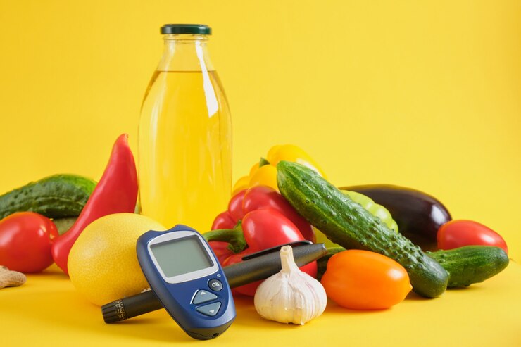 Insulinespuitpen, digitale glucometer en groenten op gele achtergrond. pitaniye pri diabete