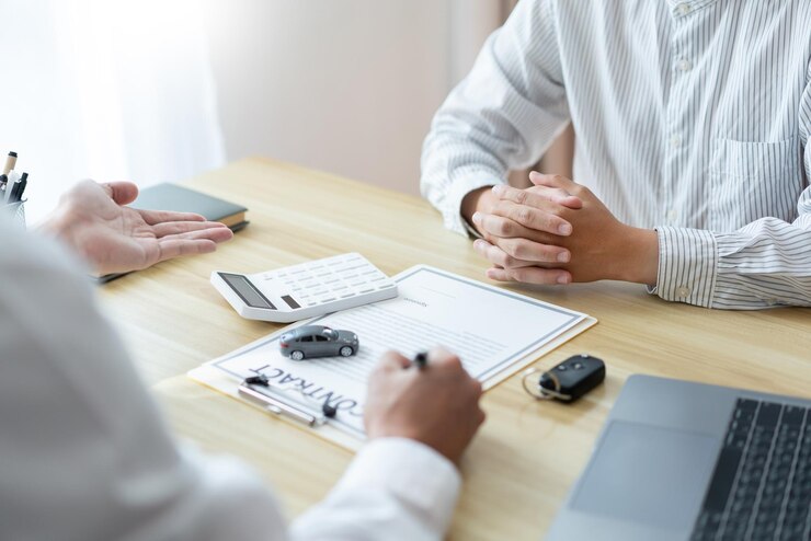 Photo insurance concept the car salesman describing the agreement on car contract to his customer