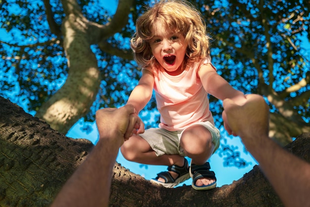 Assicurazione bambini bambino bambino che impara ad arrampicarsi divertendosi in giardino all'aperto assicurazione sanitaria con...