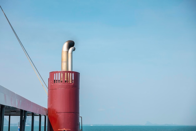 タイランド湾を通過するスラートターニーとサムイ島を結ぶタイのフェリーの取水船の甲板の下の区画に新鮮な空気を供給するためのカウル換気装置のクローズアップ
