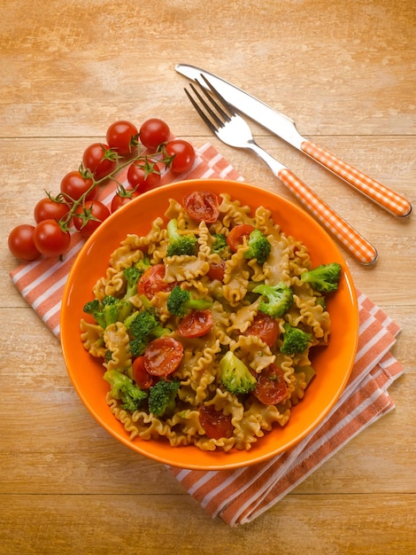 Integral pasta with broccoli and fresh tomatoes