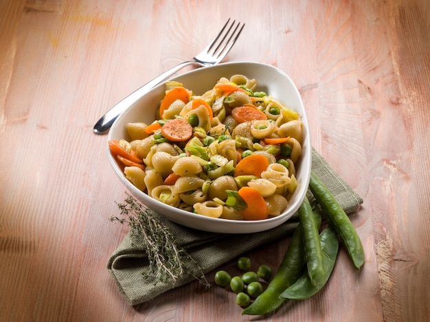 Integral pasta with vegetables ragout