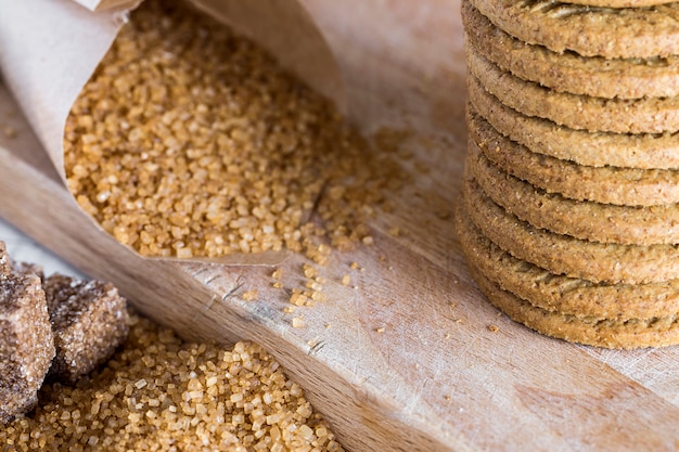 Integrale cookies op oude houten tafel