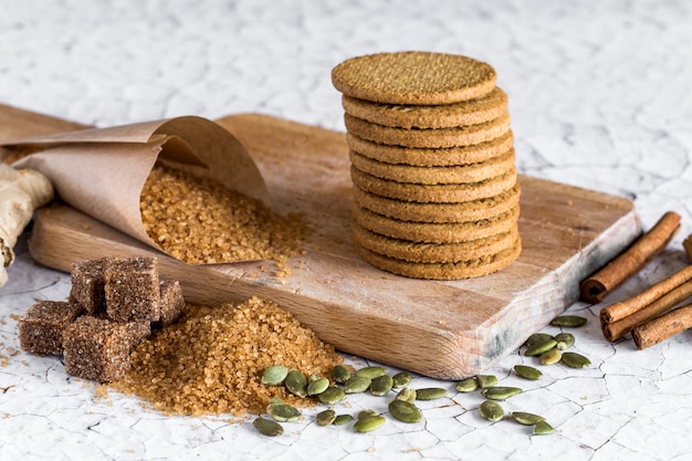 Integrale cookies op oude houten tafel