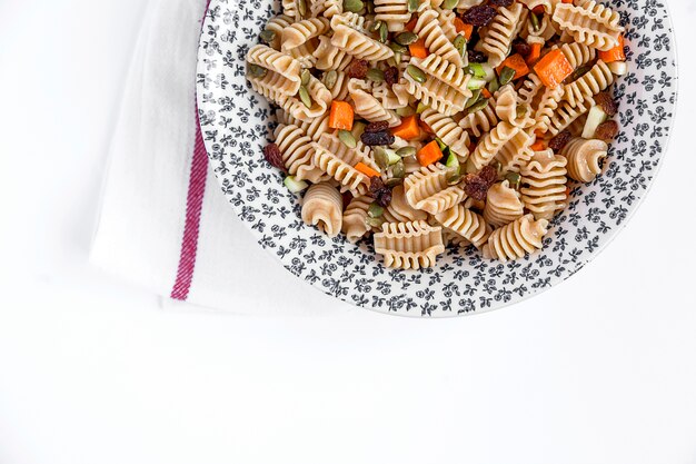 Integrale rauwe pasta met groenten