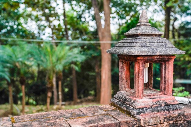 タイのチェンマイの森のレンガの壁に統合された蛍光灯と古代のヴィンテージセメントランプパビリオンスタイル