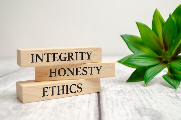 Foto integrità onestà etica parole su blocchi di legno e piante
