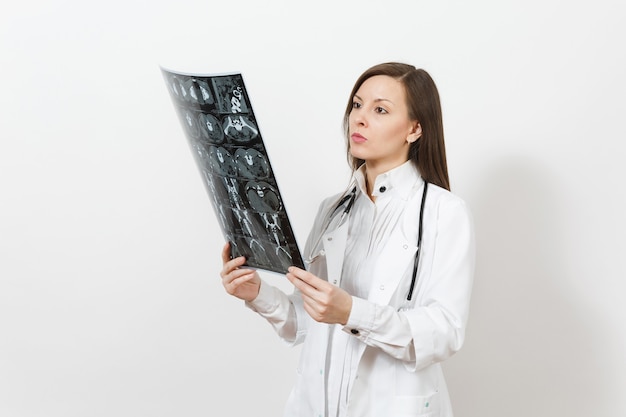 Intellectuele arts vrouw houdt x-ray radiografische afbeelding ct scan mri geïsoleerd op een witte achtergrond. Vrouwelijke arts in medische toga stethoscoop. Zorgpersoneel geneeskunde concept Afdeling Radiologie