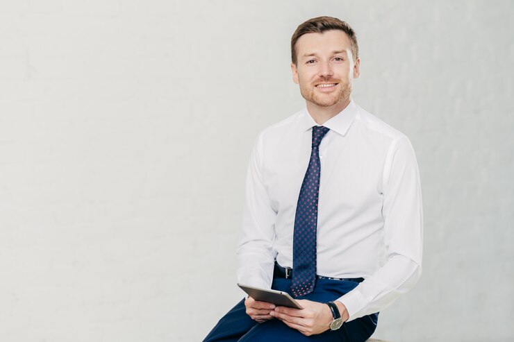 エレガントな服を着た理性的な弁護士、デジタルタブレットを持ち、オフィスで自由な時間を過ごし、顔に心地よい笑顔を持っている