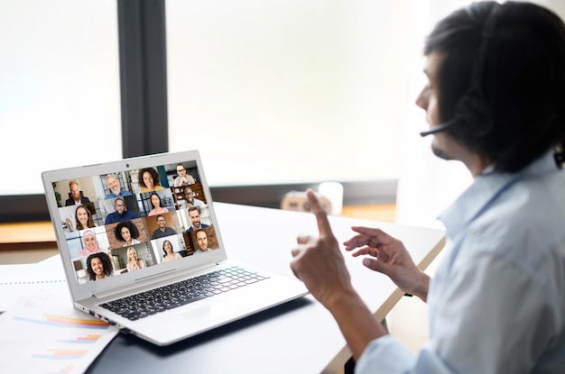 Intelligente slimme Indiase mannelijke kantoormedewerker die een videogesprek maakt