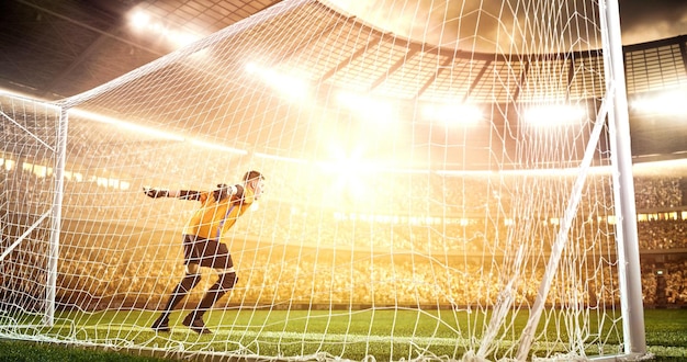 Intens voetbalmoment voor het doel in het professionele voetbalstadion terwijl de zon schijnt Stadion en publiek zijn gemaakt in 3D